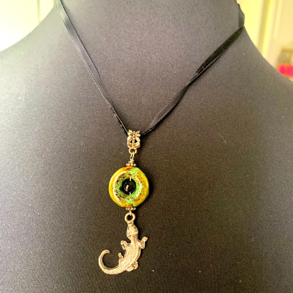 Necklace alligator